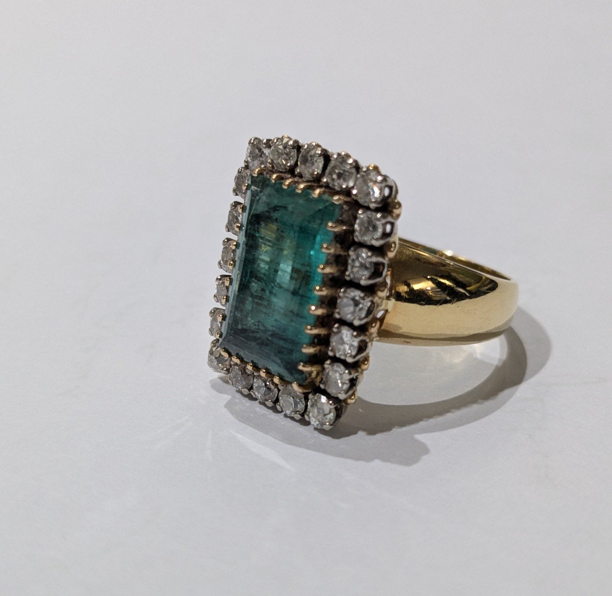 Important Ring In Yellow Gold, Emerald And Diamonds -photo-2