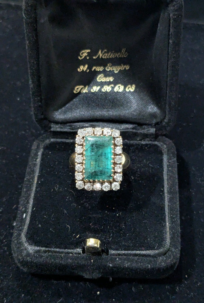 Important Ring In Yellow Gold, Emerald And Diamonds 