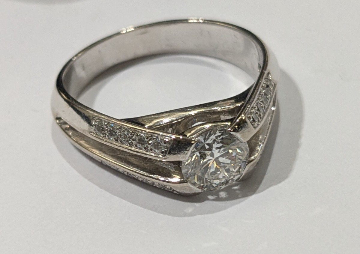 Bague en or gris sertie d'un diamant taille brillant-photo-1