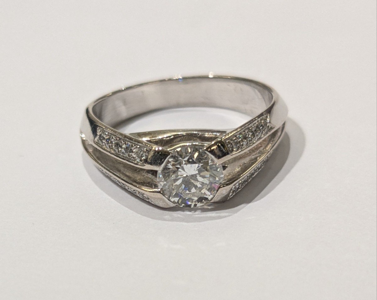 Bague en or gris sertie d'un diamant taille brillant-photo-4