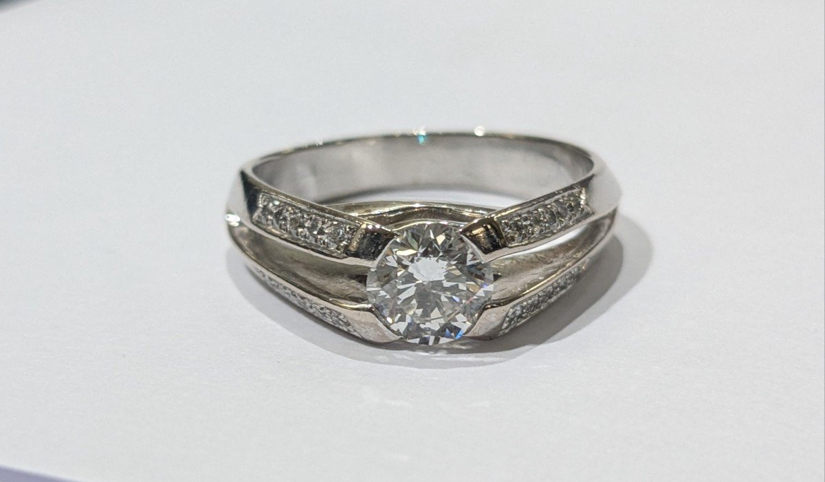 Bague en or gris sertie d'un diamant taille brillant-photo-5