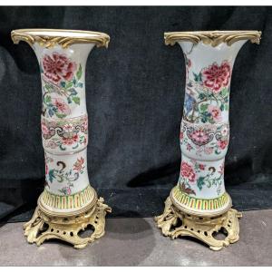 Paire de vases rouleaux en porcelaine de Chine, Famille Rose