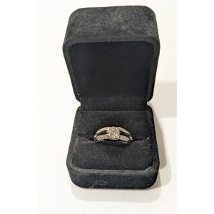 Bague en or gris sertie d'un diamant taille brillant