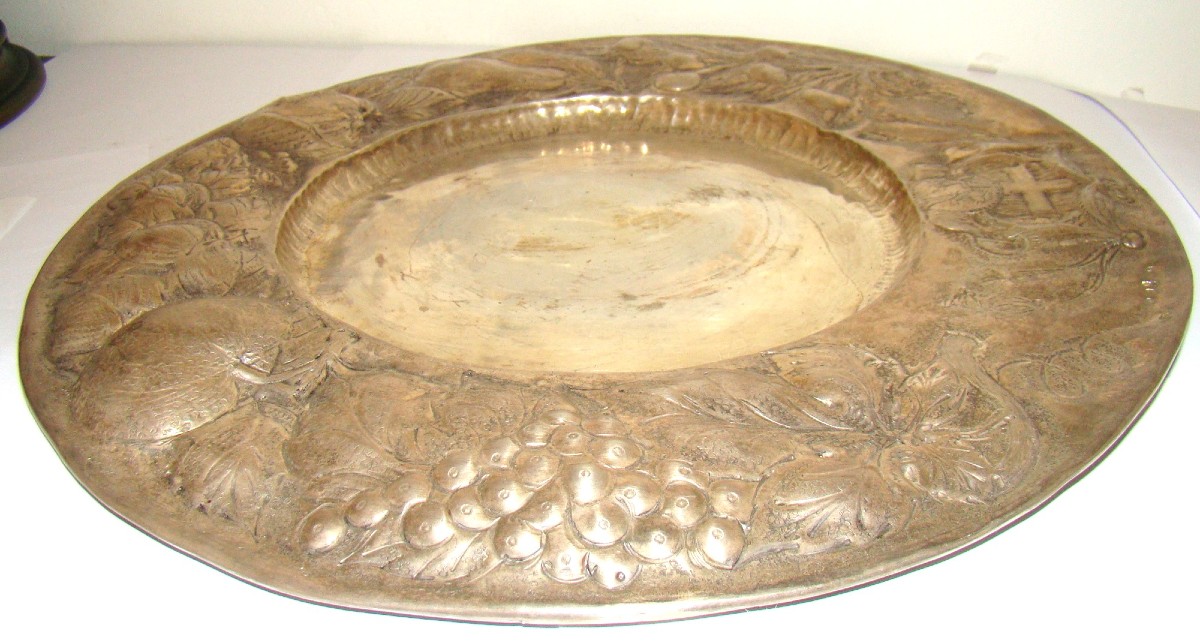 Amazing Solid Silver Dish, Decorated With Embossed Fruit And The Savoy Cross-photo-2