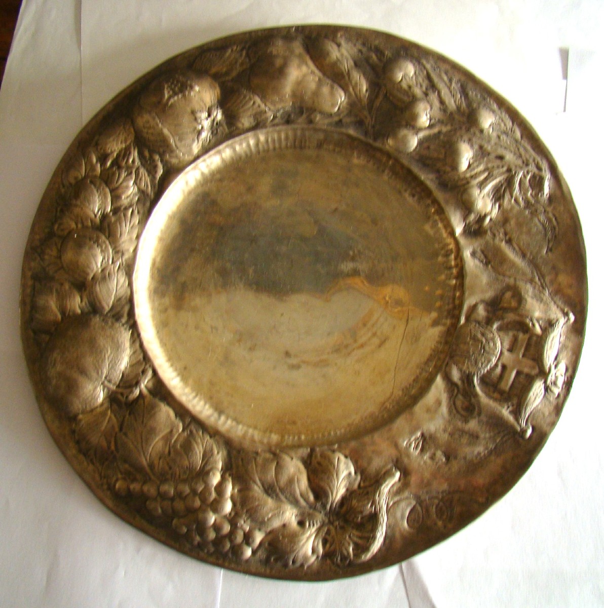 Amazing Solid Silver Dish, Decorated With Embossed Fruit And The Savoy Cross-photo-4