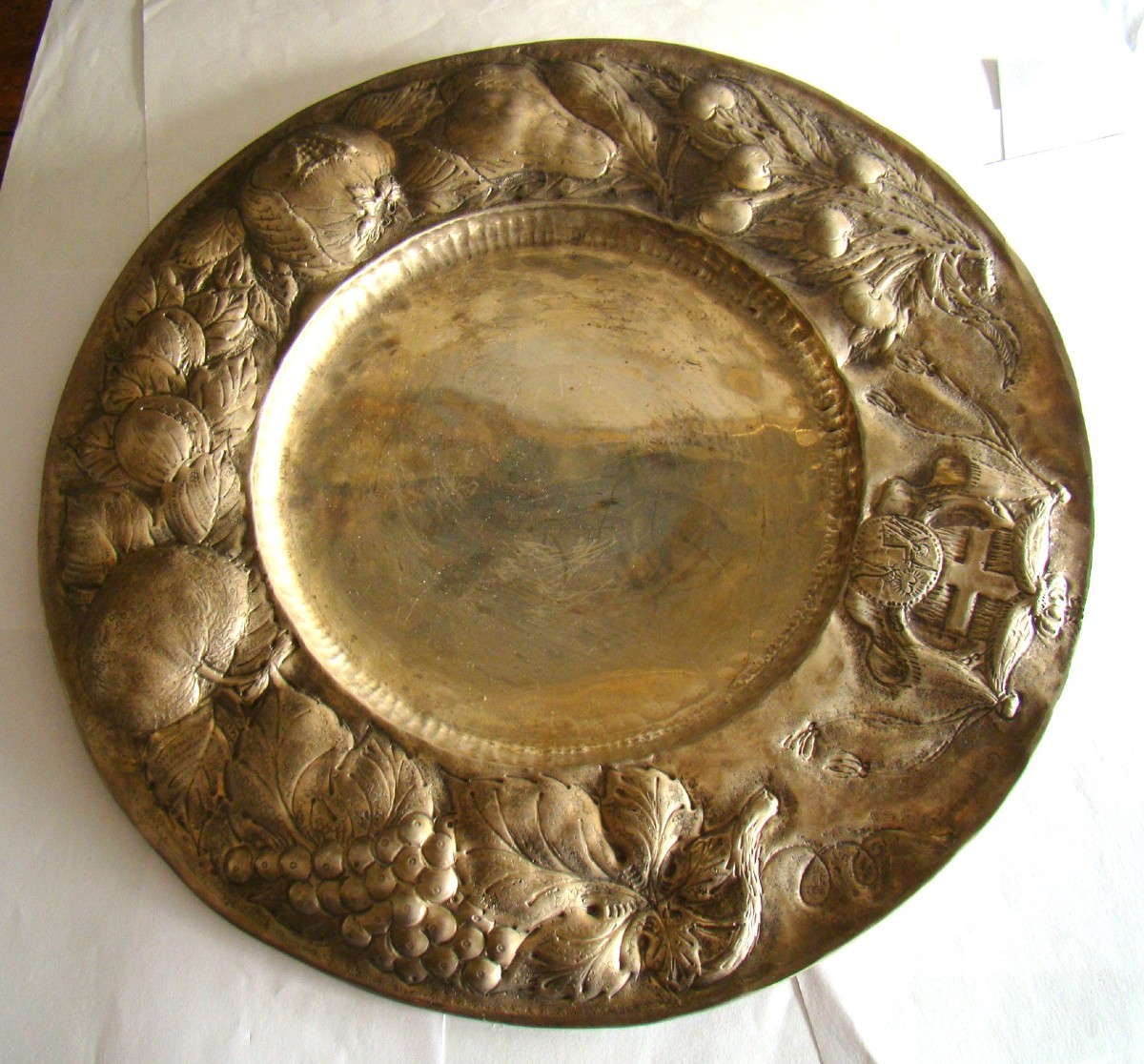 Amazing Solid Silver Dish, Decorated With Embossed Fruit And The Savoy Cross-photo-1