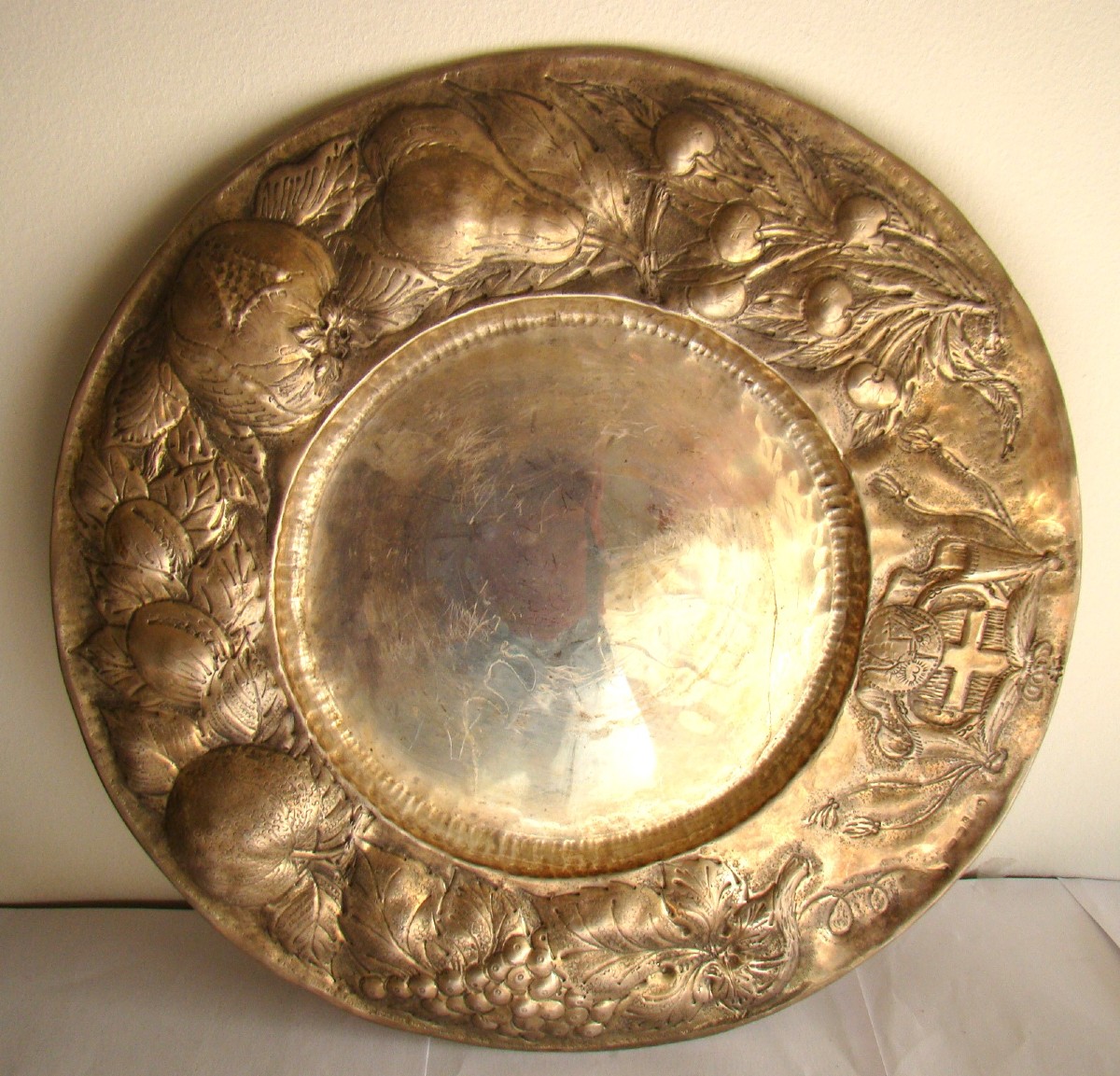 Amazing Solid Silver Dish, Decorated With Embossed Fruit And The Savoy Cross-photo-2