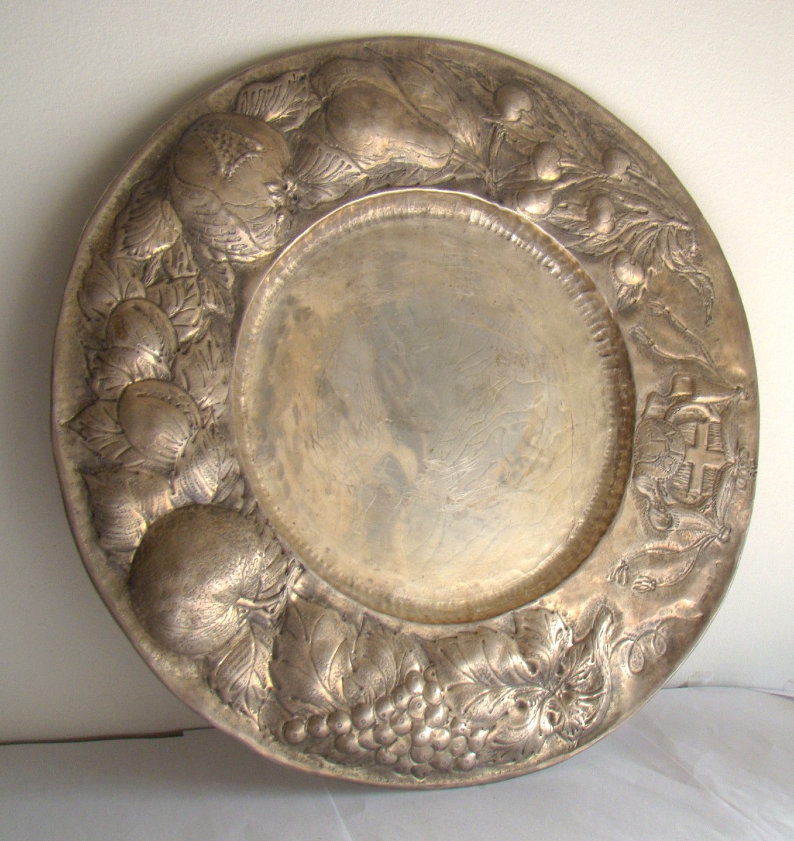 Amazing Solid Silver Dish, Decorated With Embossed Fruit And The Savoy Cross-photo-3