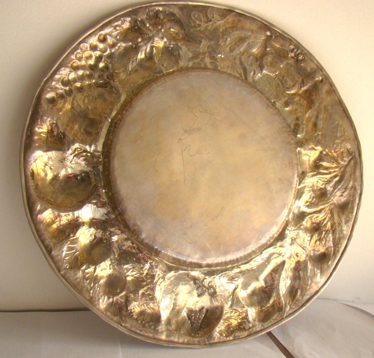 Amazing Solid Silver Dish, Decorated With Embossed Fruit And The Savoy Cross-photo-4