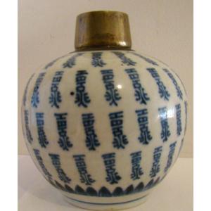 Petit pot couvert chinois en porcelaine, décor de caractères bleus de cobalt, fond blanc