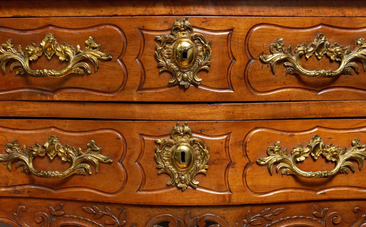 Une Commode Provençale Louis XV Galbée Dite Nimoise En Noyer ,18 Eme Siecle -photo-3