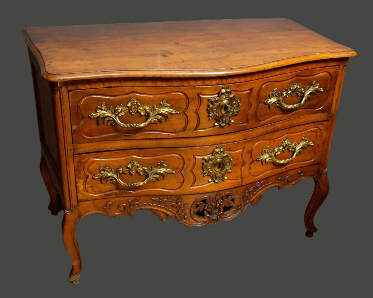 Une Commode Provençale Louis XV Galbée Dite Nimoise En Noyer ,18 Eme Siecle 