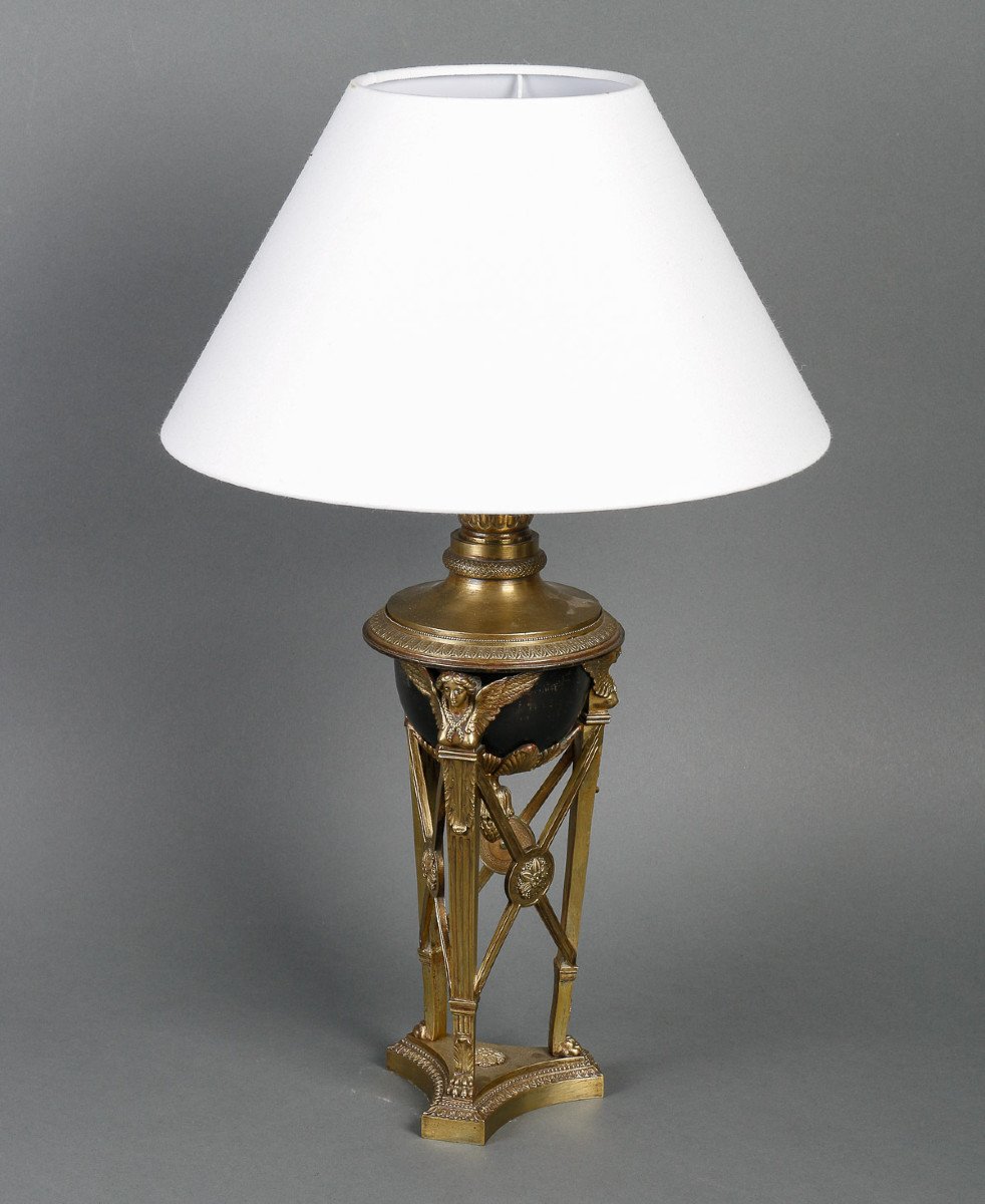 Une Lampe De Style Empire En Forme d'Athenienne 