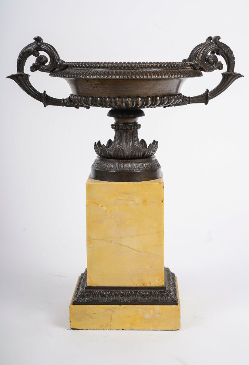 Une Cassolette en forme de vase medicis En Bronze Patiné Et Marbre De Sienne 