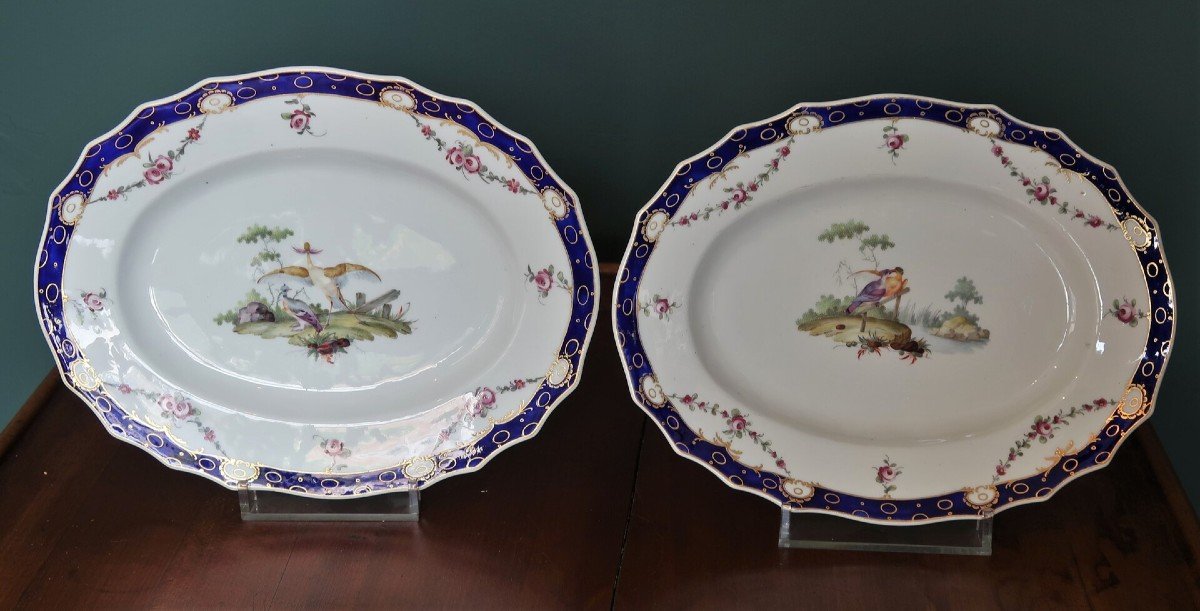 Paire De Plats Chantournés En Porcelaine De Tournai