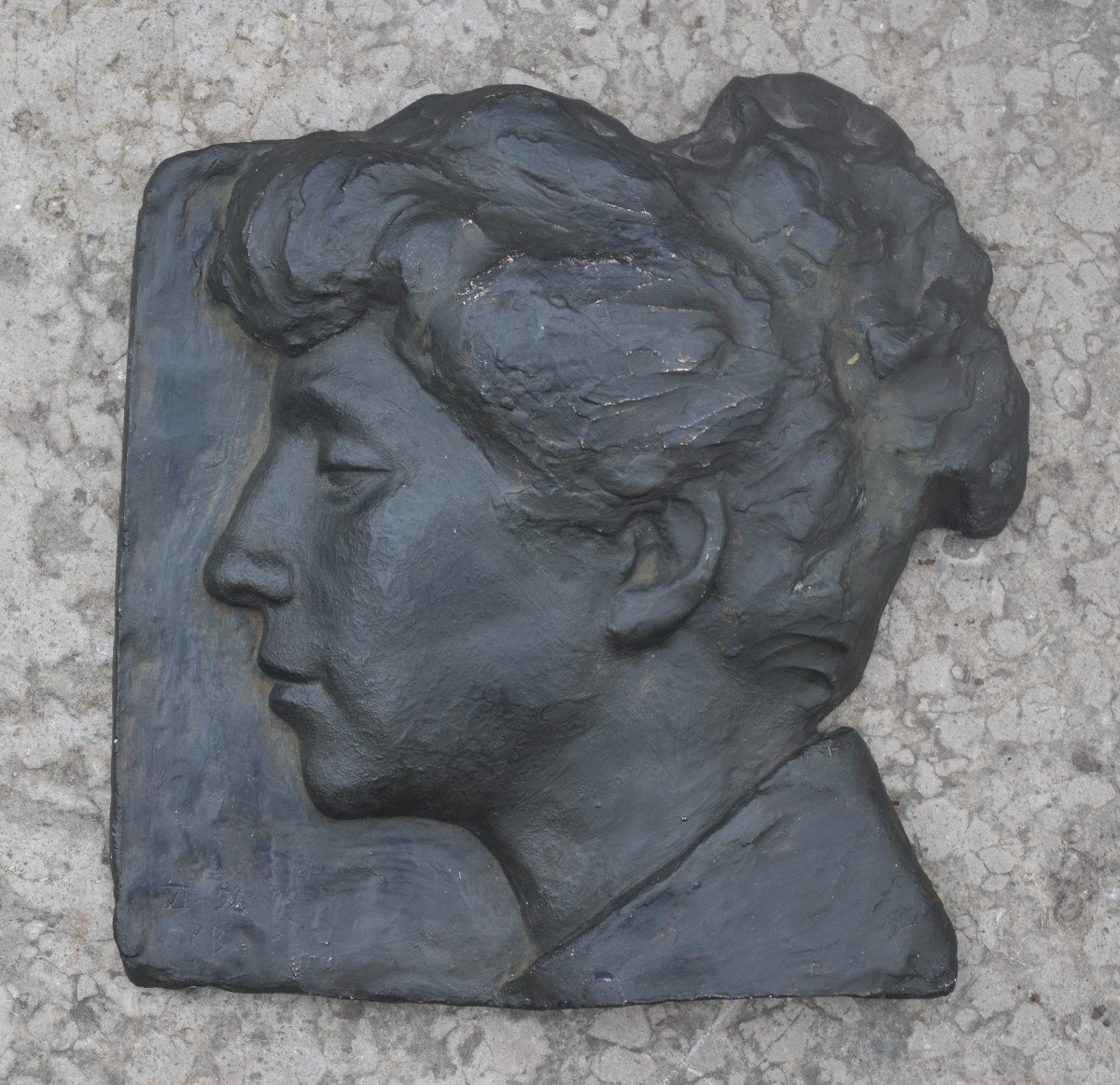 P.B., Femme au chignon, bas-relief (1956)