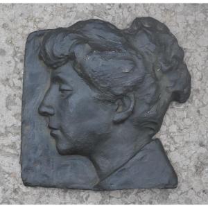 P.B., Femme au chignon, bas-relief (1956)