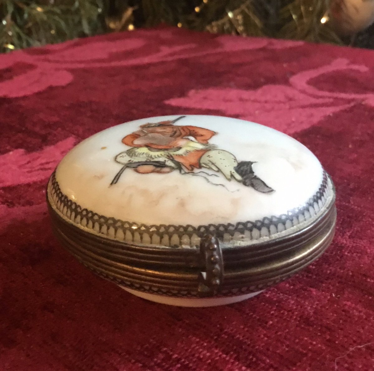 Chinese Porcelain Pill Box Decor Of Singeries-photo-4