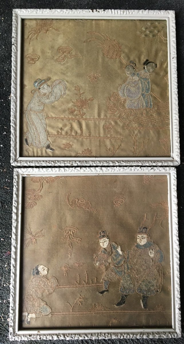 The Pair Of Small Chinese Embroidery On A Gold Background-photo-2