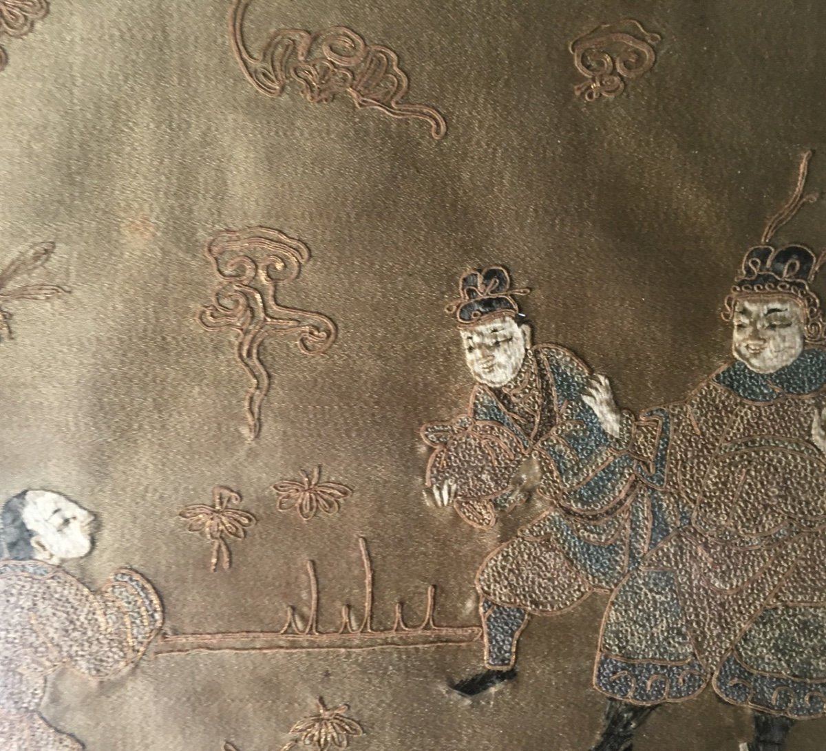 The Pair Of Small Chinese Embroidery On A Gold Background-photo-3