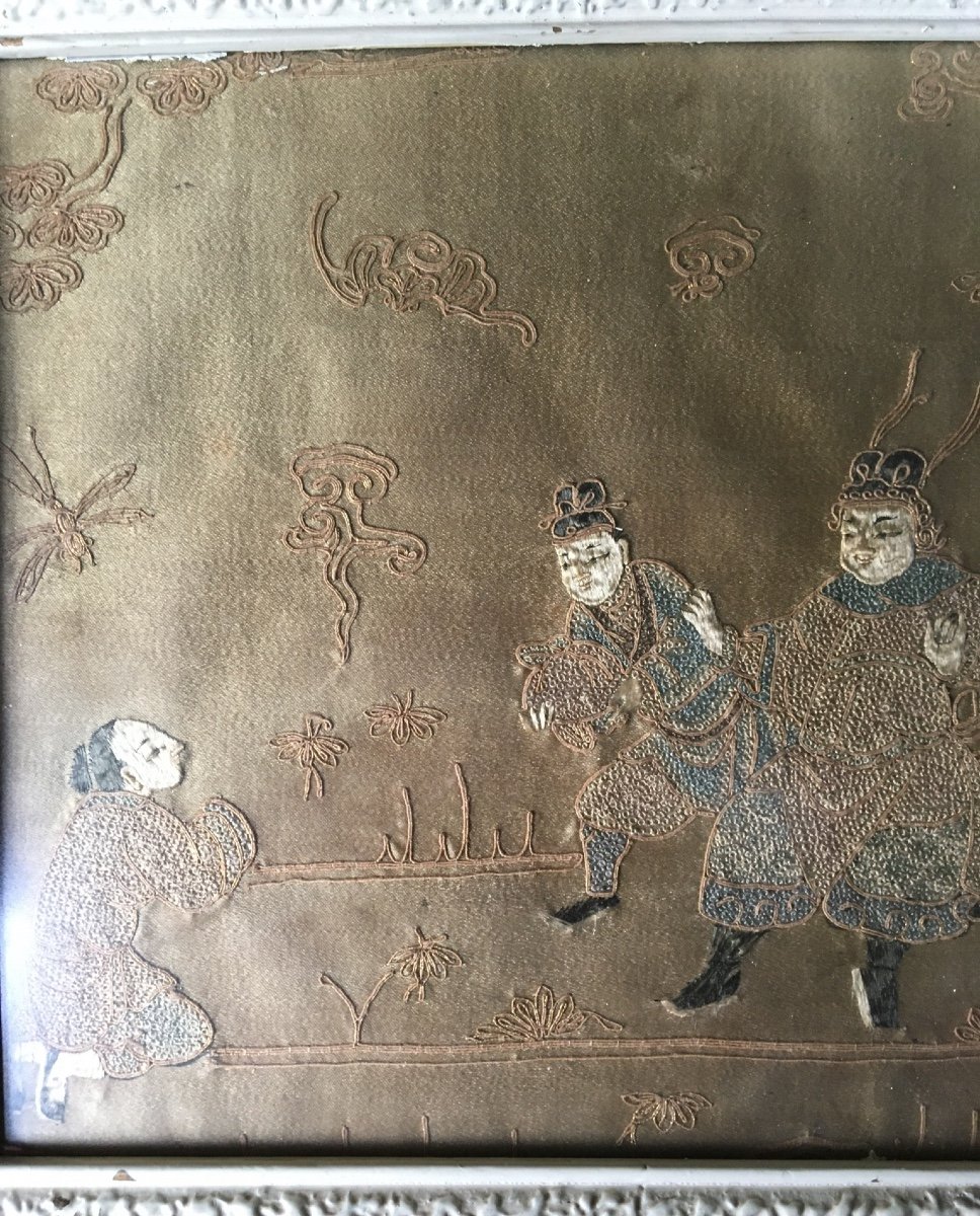 The Pair Of Small Chinese Embroidery On A Gold Background-photo-4