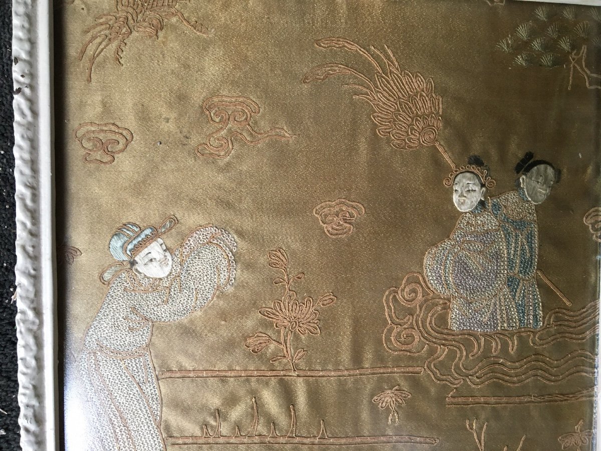 The Pair Of Small Chinese Embroidery On A Gold Background-photo-2