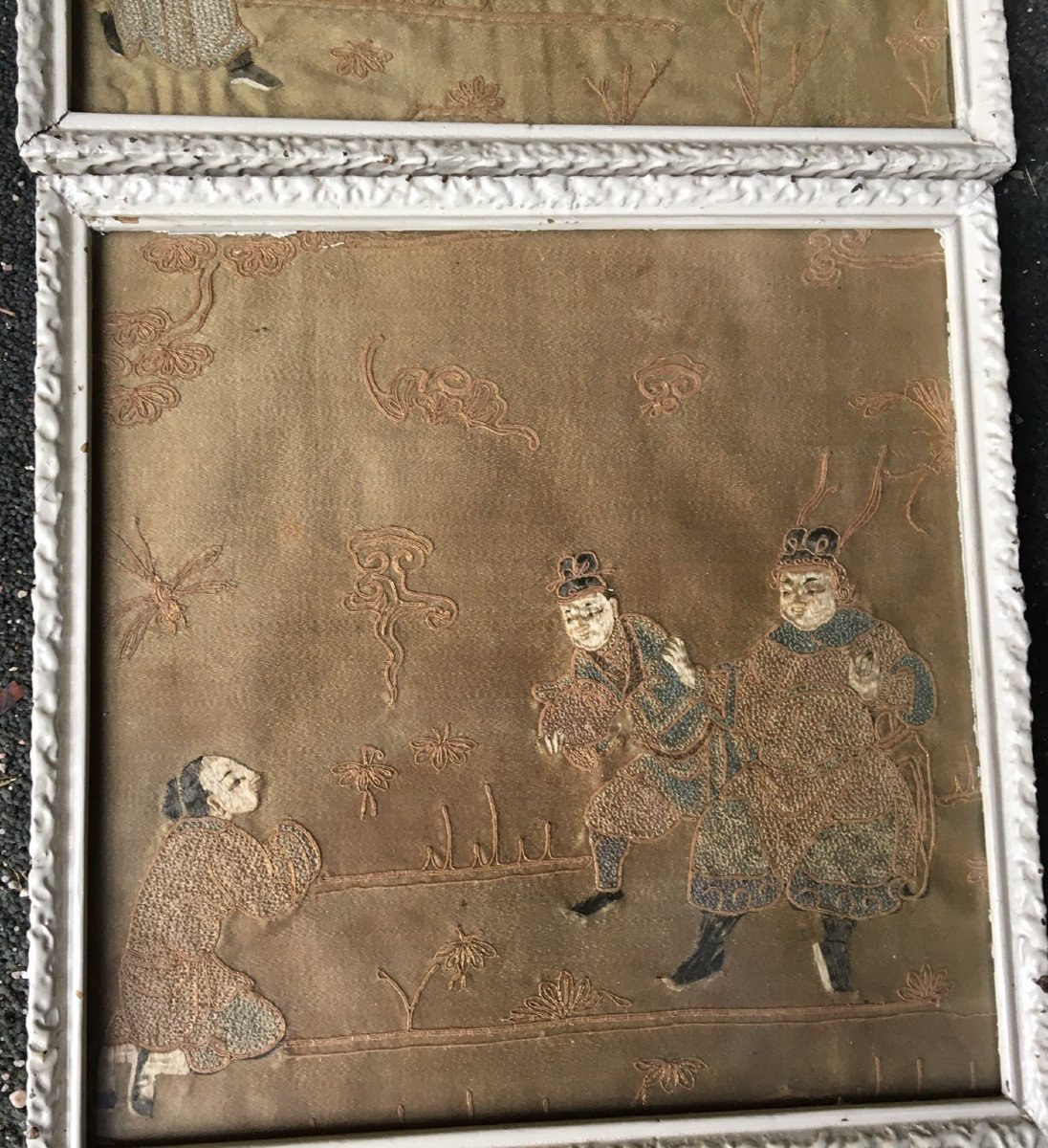 The Pair Of Small Chinese Embroidery On A Gold Background-photo-3