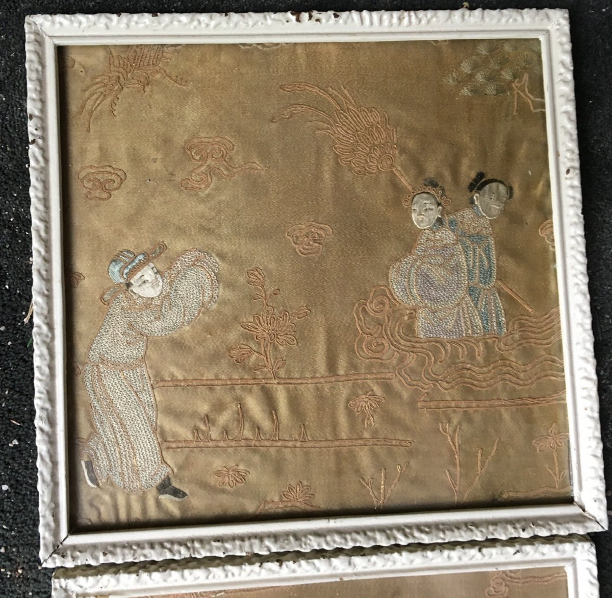 The Pair Of Small Chinese Embroidery On A Gold Background-photo-4