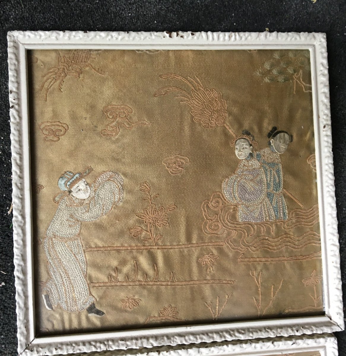 The Pair Of Small Chinese Embroidery On A Gold Background-photo-5