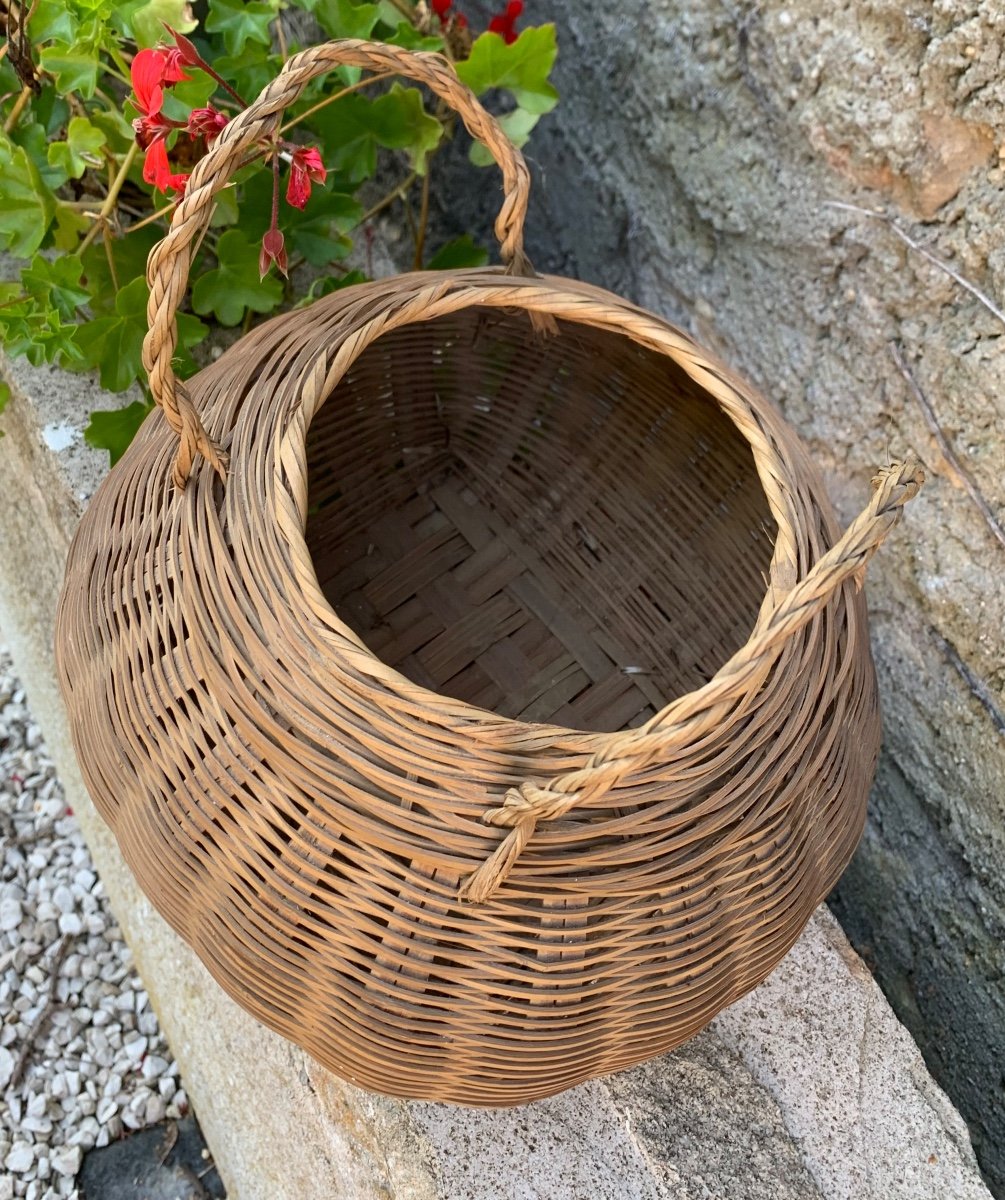 Small Japanese Woven Basket In Ikebana -photo-1