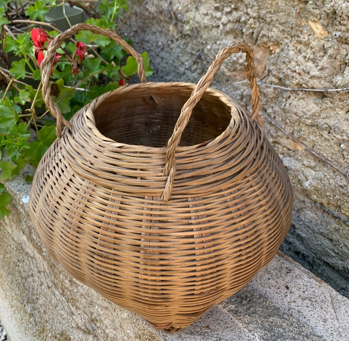 Small Japanese Woven Basket In Ikebana -photo-2