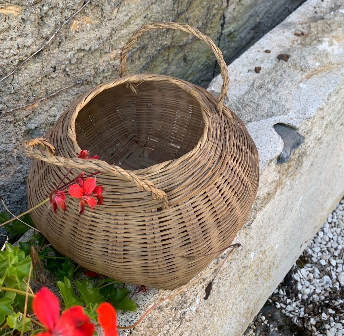 Small Japanese Woven Basket In Ikebana -photo-3