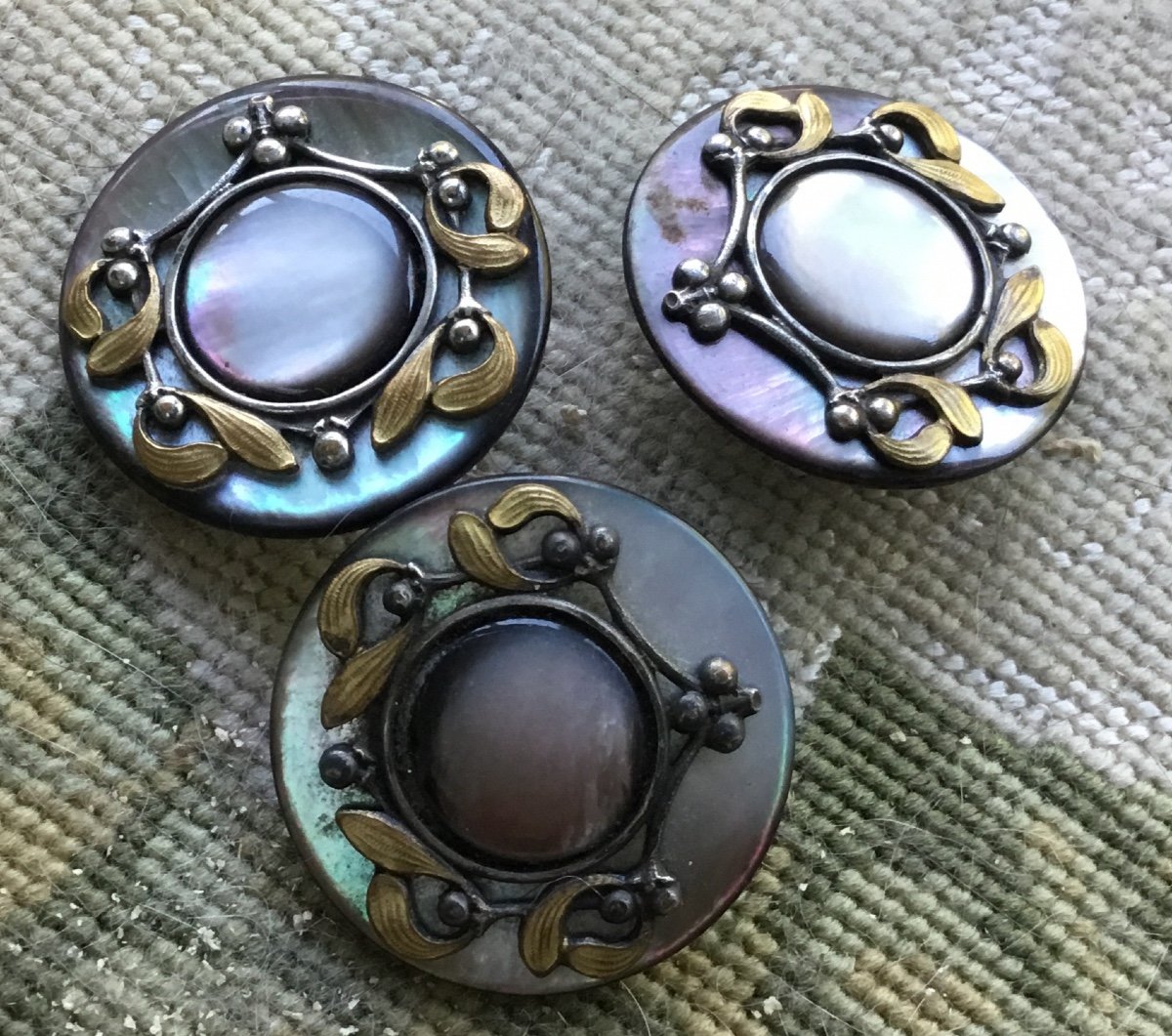 Les 3 Boutons Art Nouveau Au Gui -photo-2