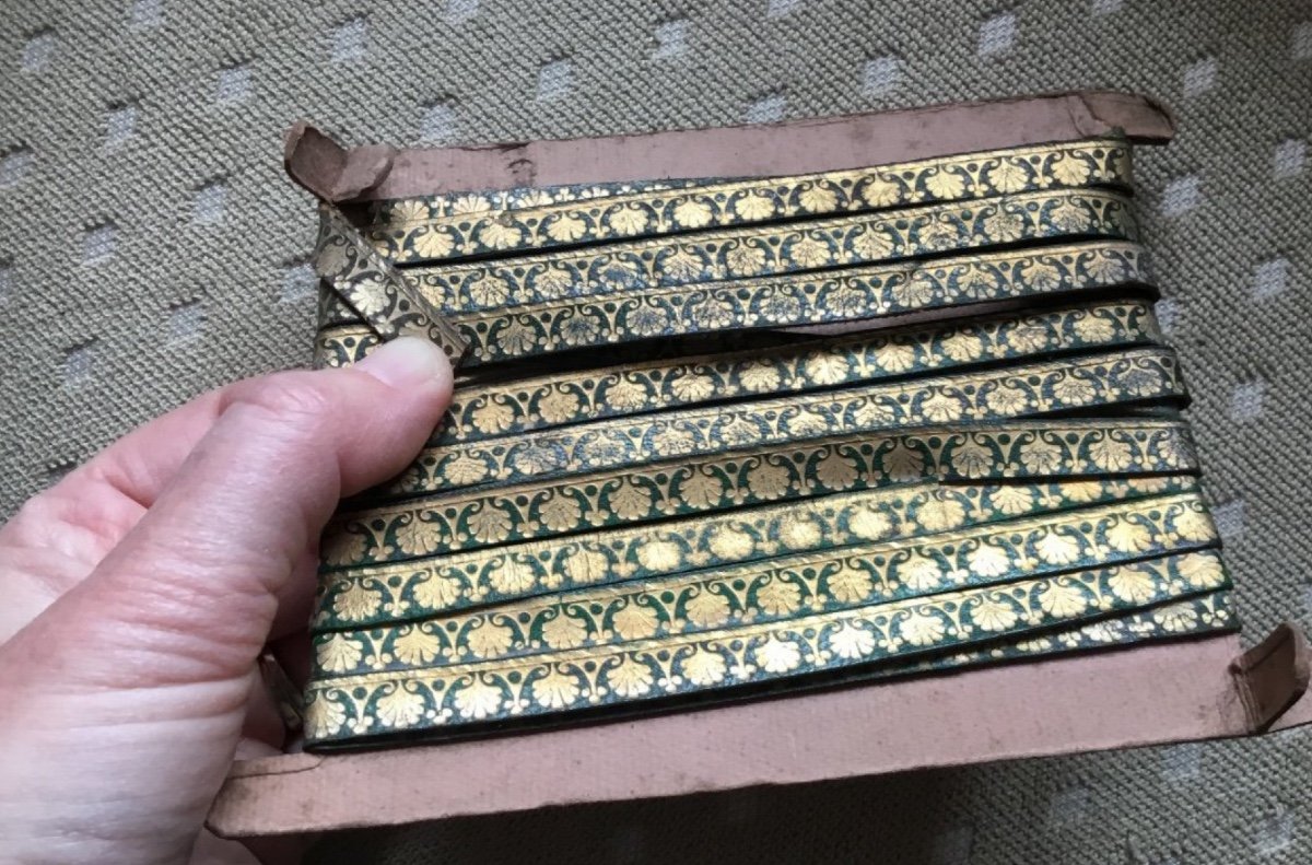 Old Gold Leather Ribbon With Small Iron-photo-3