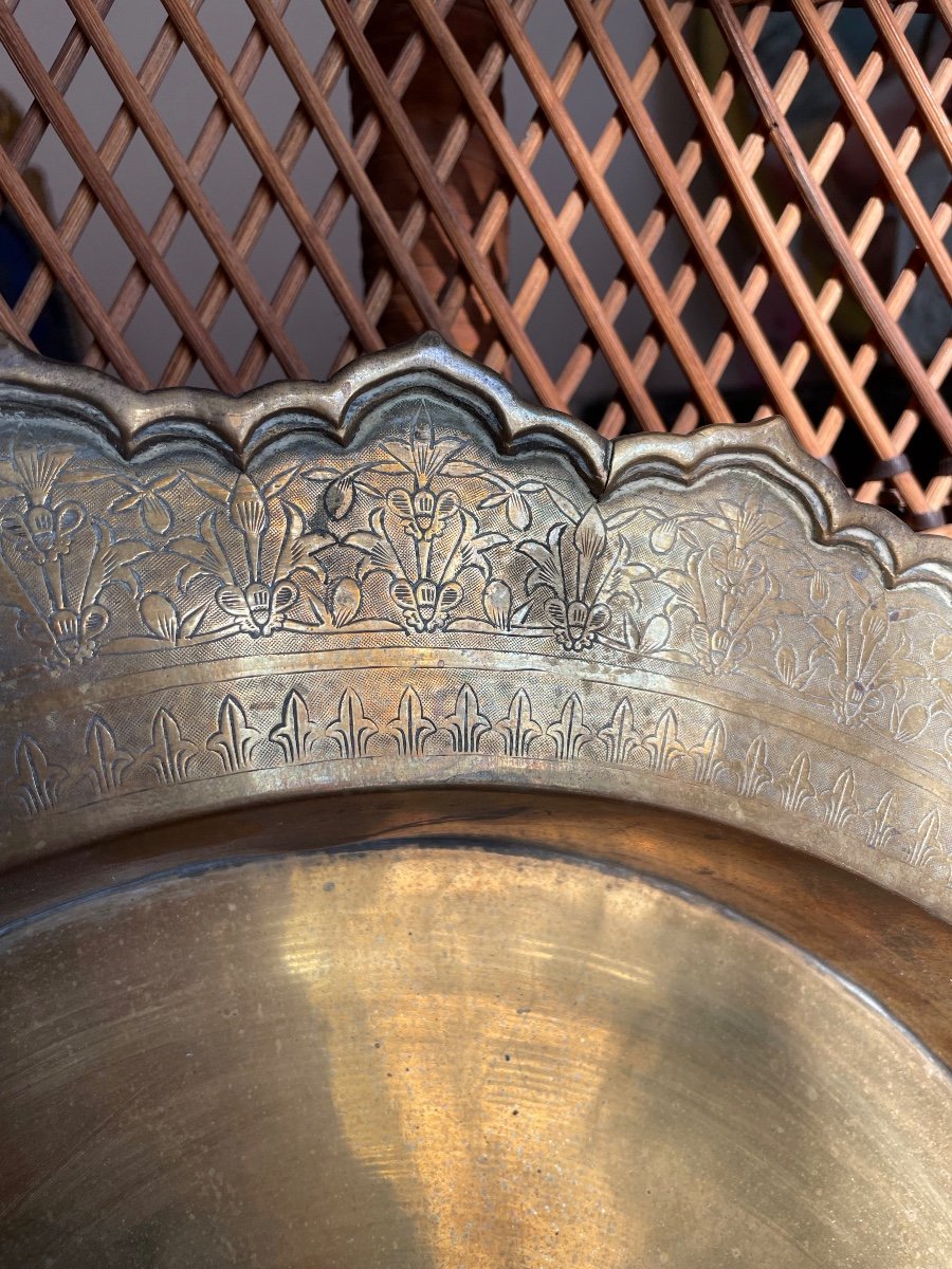 Large Chiseled And Engraved Dish In Gilded Brass, Indochina -photo-3