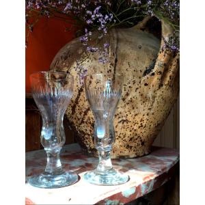 Les Deux Verres à Absinthe Galbés Et Taillés