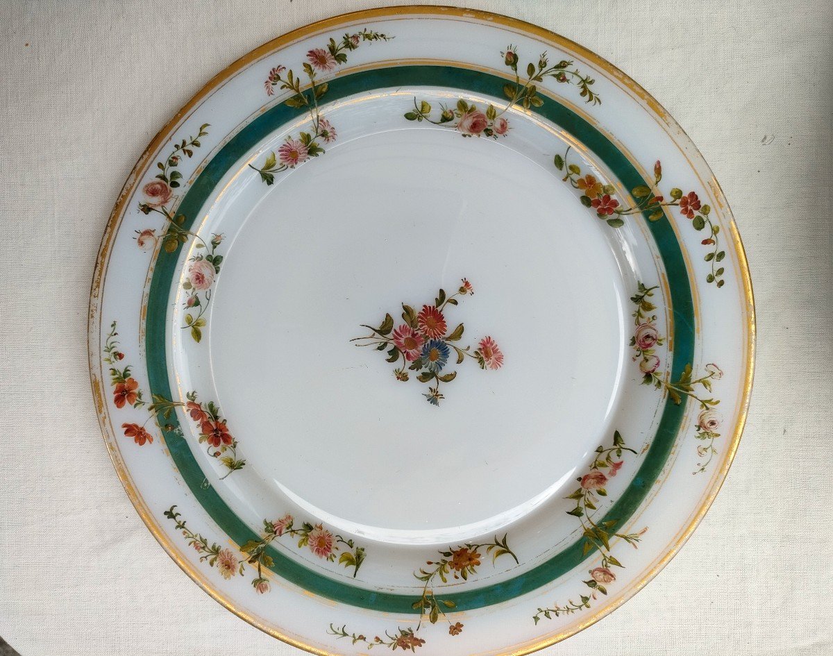 Assiette En Opaline Blanche au Décor de fleurs et d'or, époque Charles X