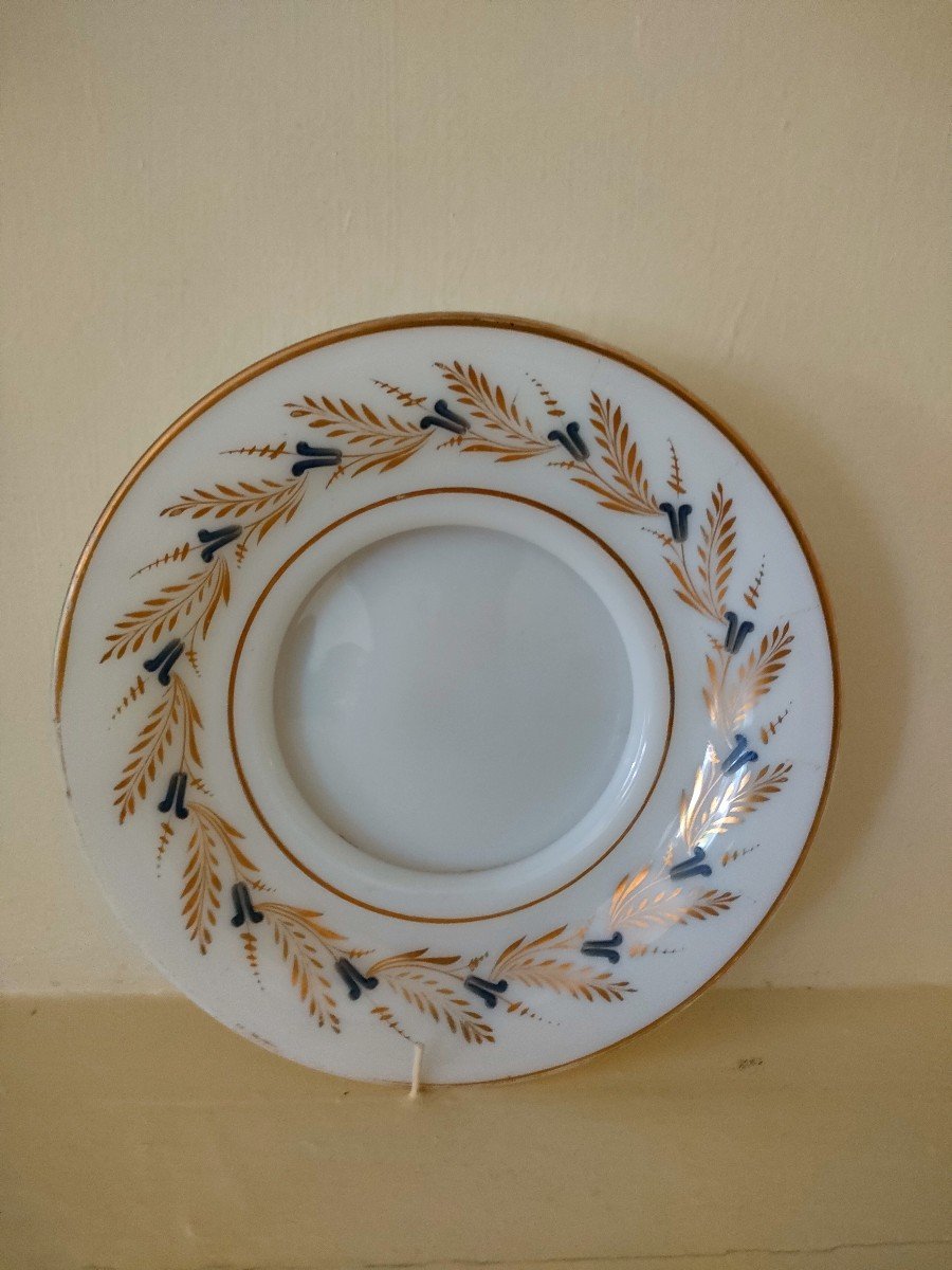 Assiette En Opaline Blanche à Décor Desvignes, époque Charles X