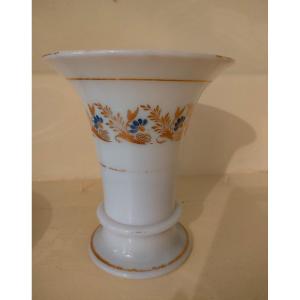 Vase En Opaline Blanche Au Décor Desvignes, époque Charles X