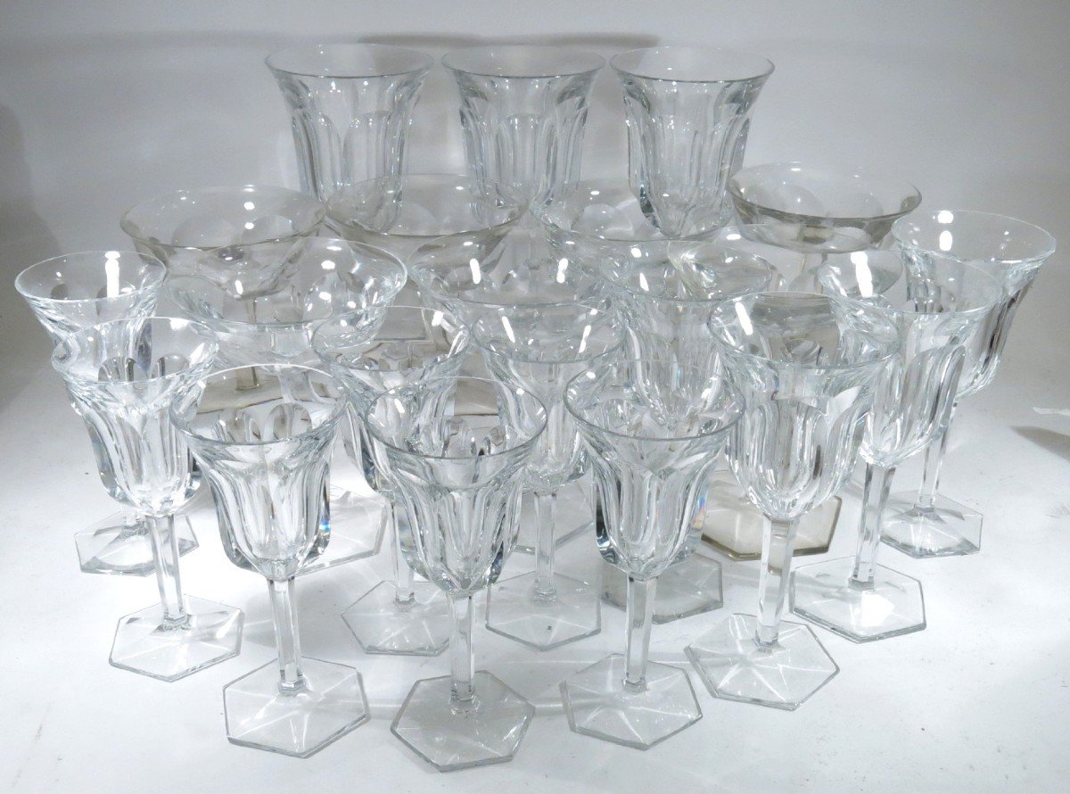 Baccarat modèle Malmaison coupes à champagne et verres à pied. 22 pièces.