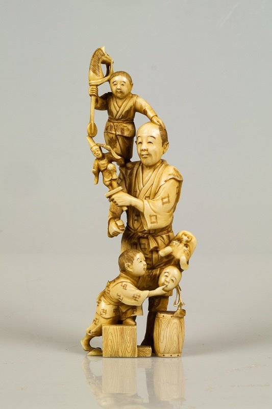 Okimono - Figures Avec Jouets Et Masques, Ivoire, Japon, ère Meiji (1868-1912)