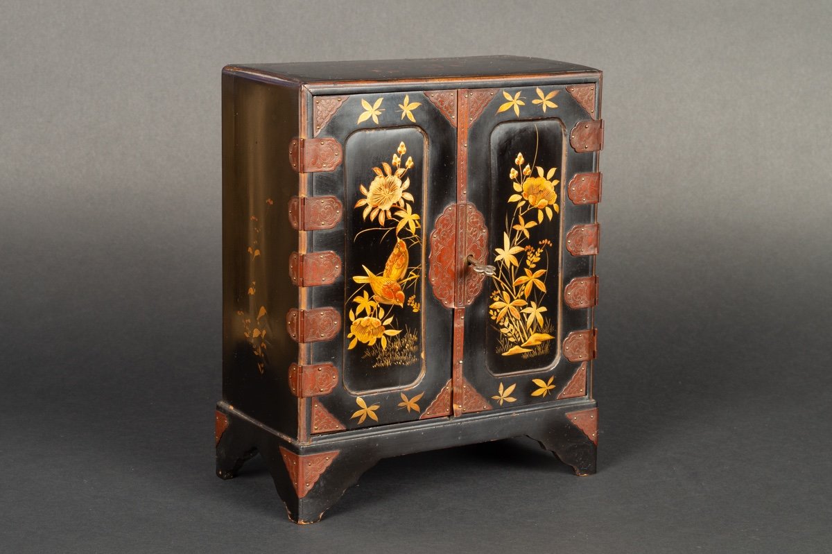 Cabinet Laqué, Japon, ère Meiji (1868-1912).   