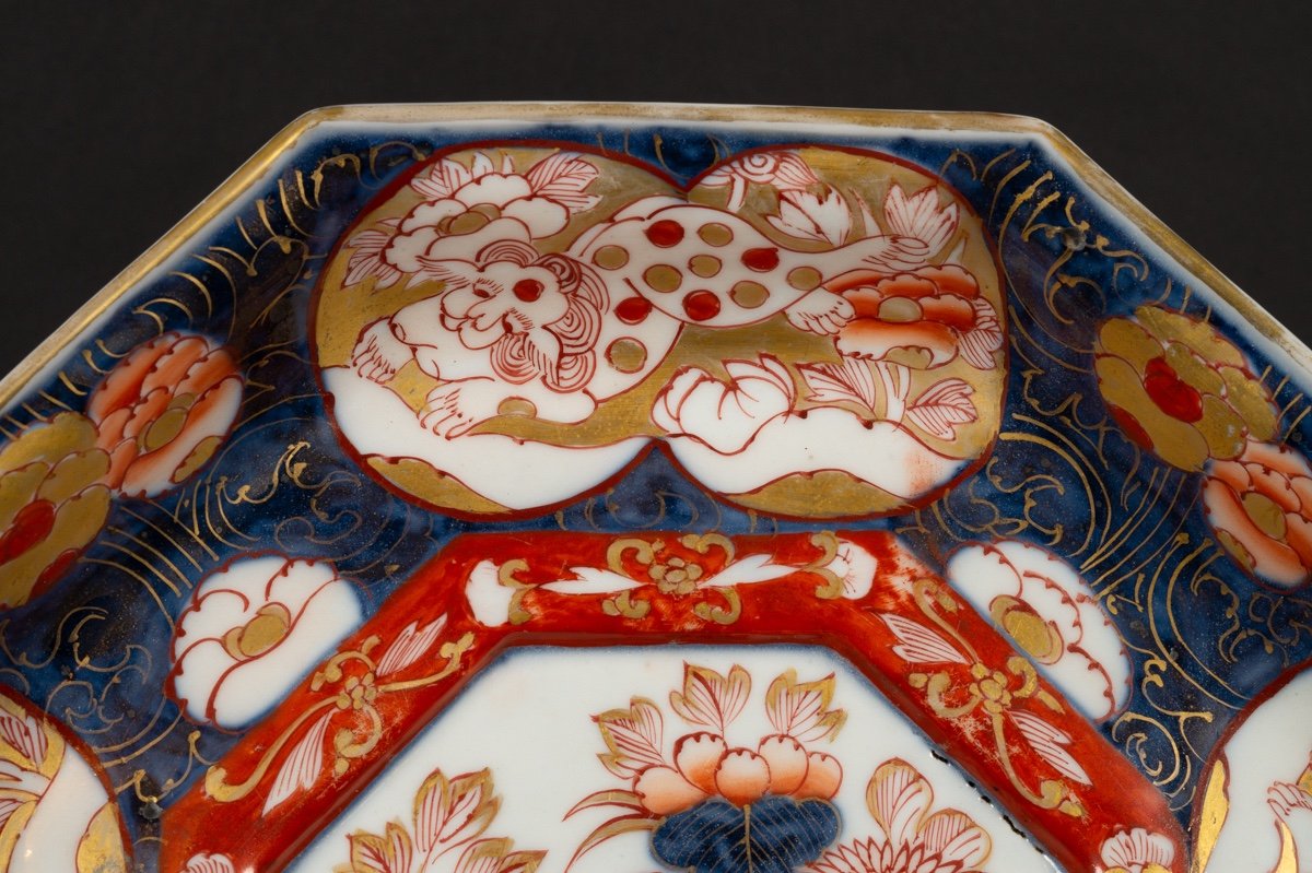 Plat à Fleurs Et Chien Foo, Arita - Imari, Japon, Edo, XVIIIe Siècle.  -photo-1