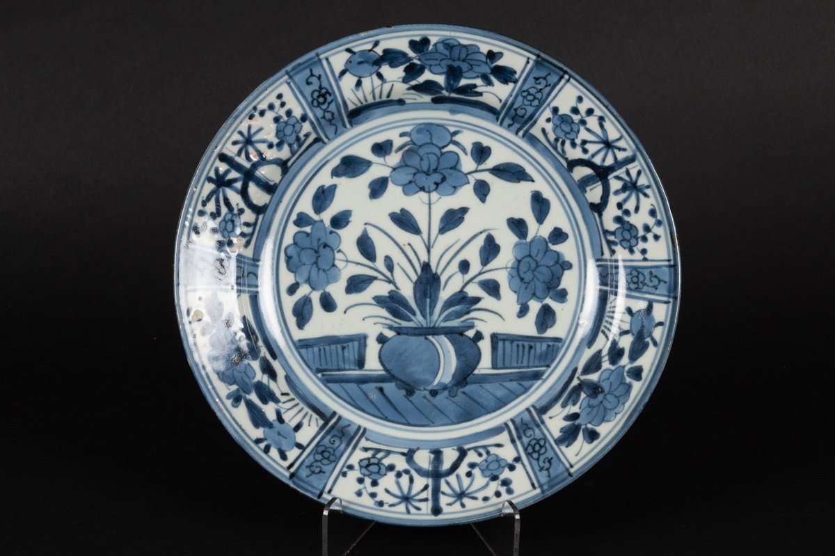 Assiette Blanche Et Bleue, Ko-imari, Arita, Japon, ère Edo, 2e Moitié Du XVIIe Siècle.  