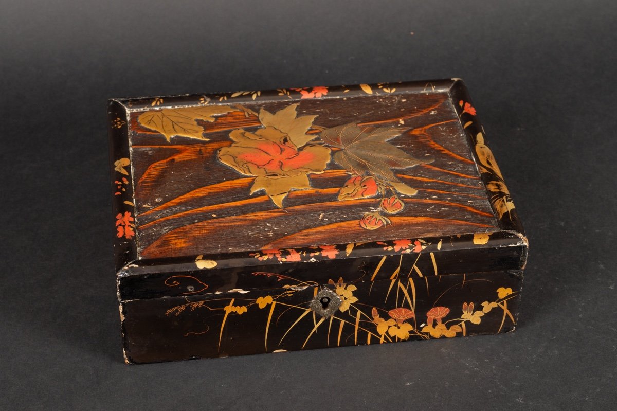 Coffret Tebako Avec Hibiscus, Laque Maki-e, Japon, ère Meiji (1868-1912).