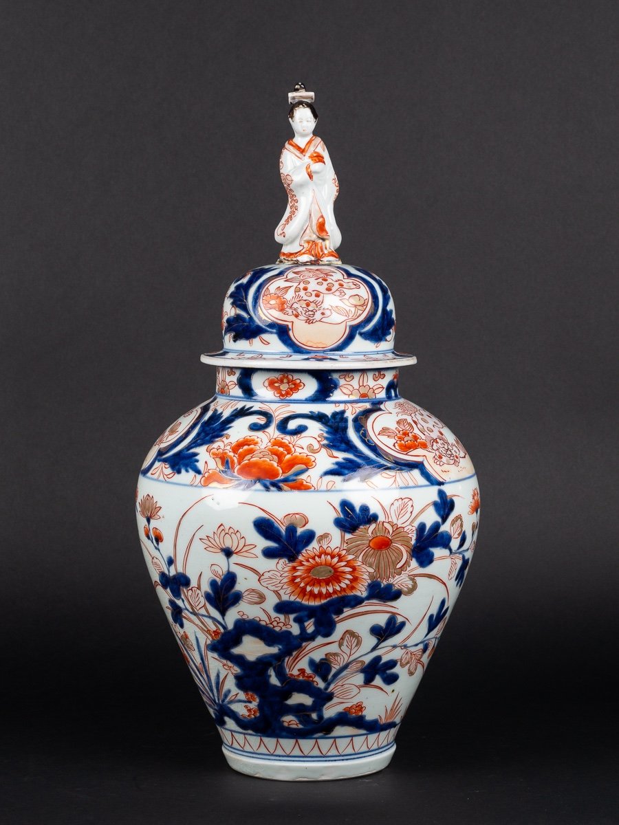 A Vase With Lid, Arita - Imari, Japan, 17th / 18th Century