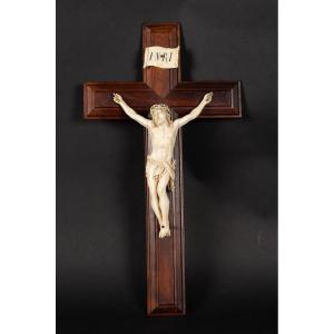 Crucifix Sur Croix En Bois De Rose, France, 2e Moitié Du XIXe Siècle.  