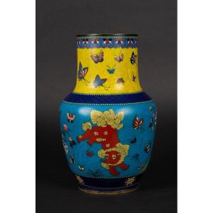 Vase With Fo Dogs And Butterflies, Cloisonné, Japan, Mejji Period (1868-1912). 