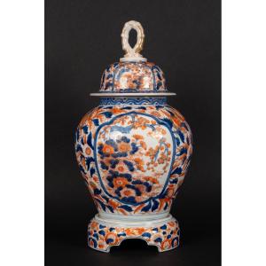 Vase Avec Couvercle Et Base, Arita - Imari, Japon, ère Meiji (1868-1912). 