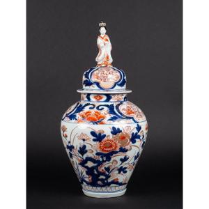 A Vase With Lid, Arita - Imari, Japan, 17th / 18th Century